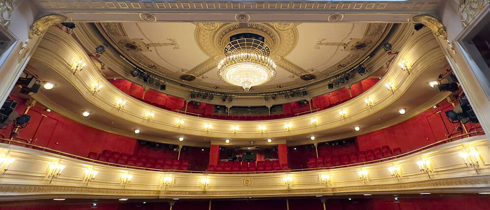 Blick in den leeren Saal im Deutschen Theater in Berlin.