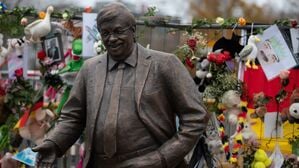 Aktivisten des Zentrums für politische Schönheit haben eine lebensgroße Statue des ermordeten CDU-Politikers Walter Lübcke vor die CDU-Parteizentrale gestellt.