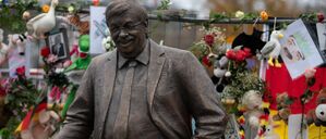 Aktivisten des Zentrums für politische Schönheit haben eine lebensgroße Statue des ermordeten CDU-Politikers Walter Lübcke vor die CDU-Parteizentrale gestellt.