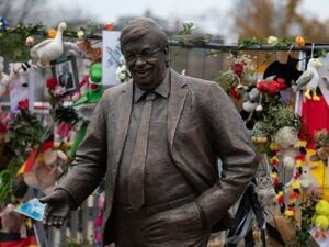 Aktivisten des Zentrums für politische Schönheit haben eine lebensgroße Statue des ermordeten CDU-Politikers Walter Lübcke vor die CDU-Parteizentrale gestellt.