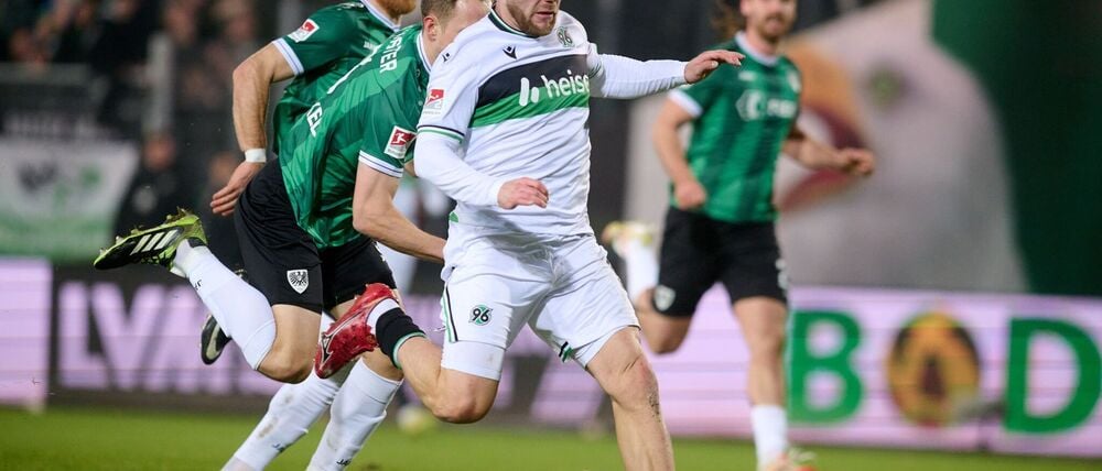 Torjäger Benjamin Källman brachte Hannover in Münster in Führung.