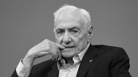 Der Architekt und Designer Frank Gehry nimmt an einer Pressekonferenz teil (Archivbild).