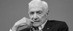 Der Architekt und Designer Frank Gehry nimmt an einer Pressekonferenz teil (Archivbild).