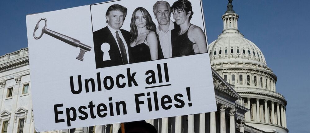 Demonstranten halten Schilder während einer Pressekonferenz zum Epstein Files Transparency Act vor dem U.S. Capitol in Washington (Symbolbild).