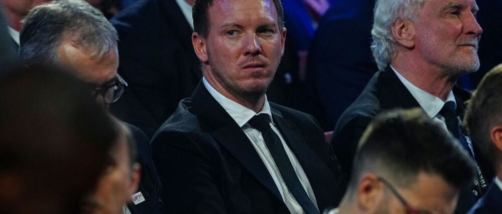 Julian Nagelsmann verfolgt die Auslosung an der Seite von Rudi Völler.