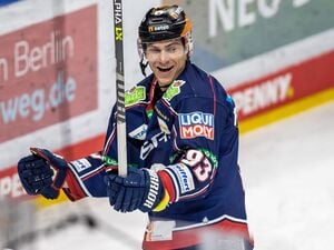 Leonhard Pföderl traf beim Heimsieg der Eisbären Berlin gegen Iserlohn zum 4:3. (Archivbild)