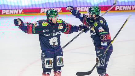 Les Lancaster (l.) und Andreas Eder bejubeln einen Treffer zum umkämpften Heimsieg gegen Iserlohn.