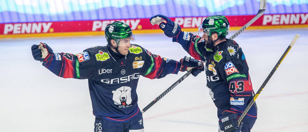 Les Lancaster (l.) und Andreas Eder bejubeln einen Treffer zum umkämpften Heimsieg gegen Iserlohn.