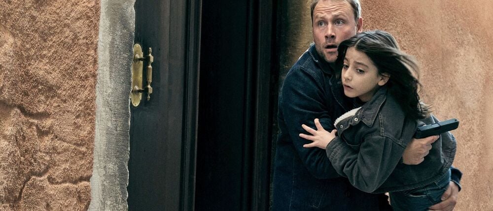 Max Riemelt (Angelo/Gabriel Wendt) und Ettore Rossetto (Rolle Luca) in einer Szene aus „Spurlos in Venedig“.