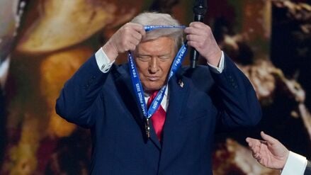 US-Präsident Donald Trump hängt sich die Fifa-Medaille selber um.