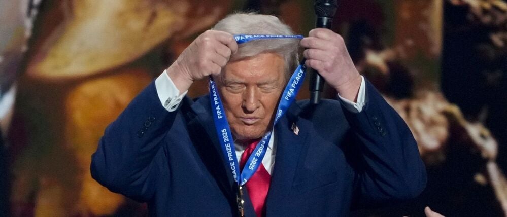 US-Präsident Trump hängt sich die FIFA-Medaille selber um.