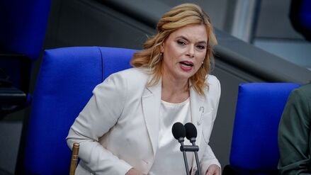 Julia Klöckner (CDU), Bundestagspräsidentin, eröffnet die Sitzung des Bundestags.