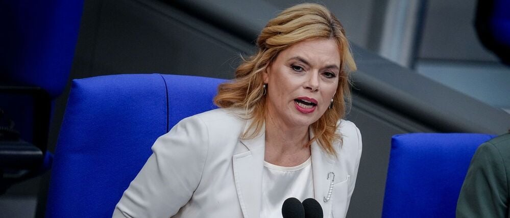 Julia Klöckner (CDU), Bundestagspräsidentin, eröffnet die Sitzung des Bundestags.