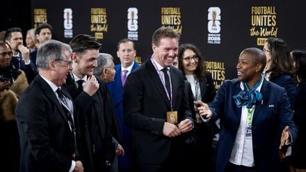 Julian Nagelsmann läuft über den Roten Teppich bei der WM-Auslosung.