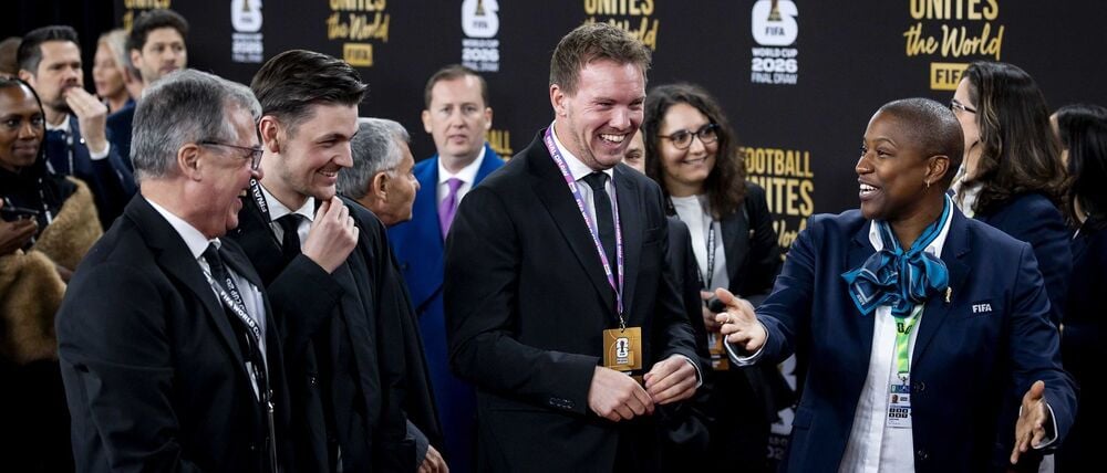 Julian Nagelsmann läuft über den Roten Teppich bei der WM-Auslosung.