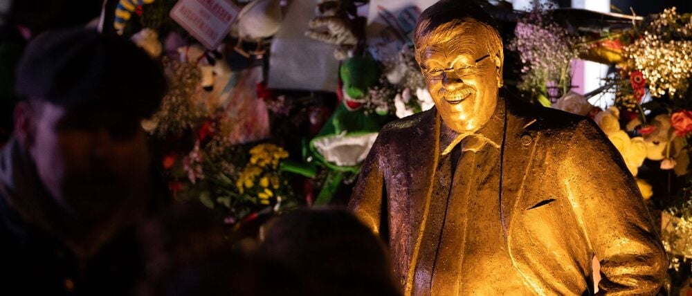Seit Dienstag steht vor der CDU-Parteizentrale in Berlin eine Statue des ermordeten CDU-Politikers Walter Lübcke. Das Zentrum für Politische Schönheit hat sie dort aufgestellt.