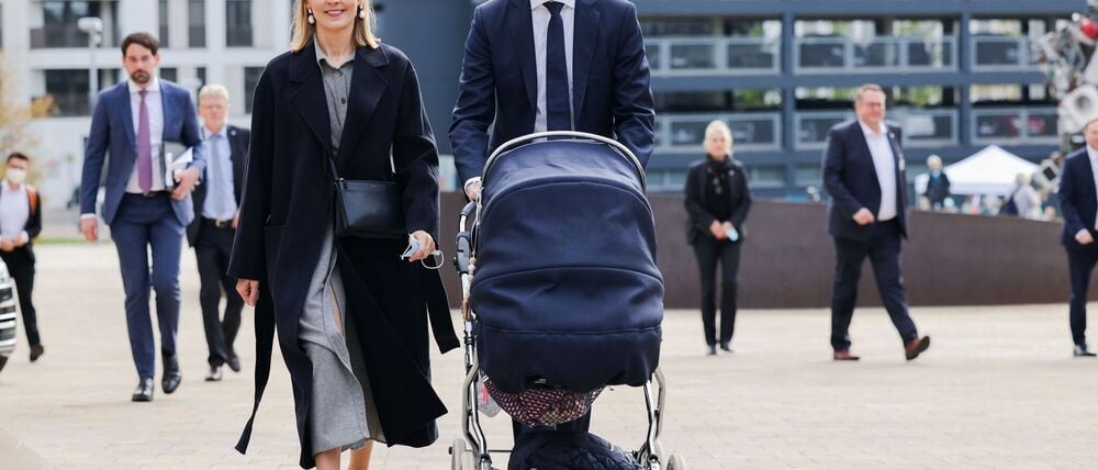 Hendrik Wüst darf bald wieder einen Kinderwagen schieben, seine Ehefrau Katharina erwartet das zweite Kind des Paares. (Archivbild)