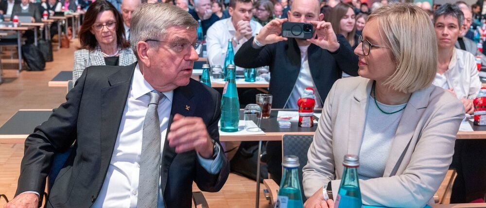 Sport-Staatsministerin Christiane Schenderlein (CDU, r) hat angekündigt, dass man sich bei der Vergabe von Fördermitteln an die Sportverbände neu aufstellen wird.