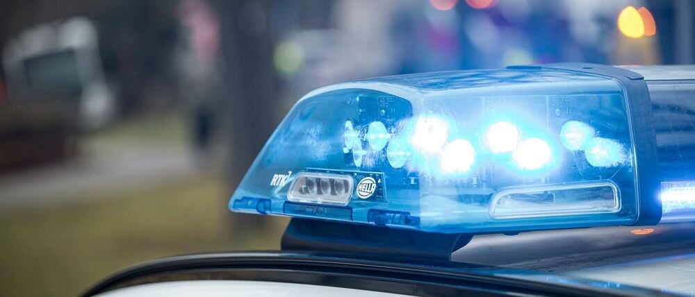 Die Polizei fand auch Bauschutt und künstliche Mineralfasern in dem Waldgebiet. (Symbolbild)