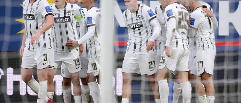 Durften in Paderborn jubeln: Die Profis der SV Elversberg.