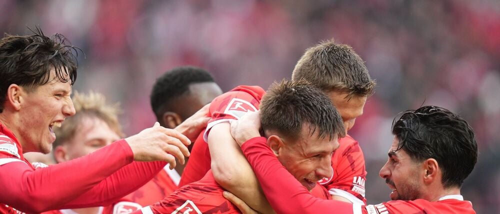 Jubel beim FCK: Mit einem Sieg gegen Dresden halten die Pfälzer Kontakt zur Tabellenspitze.