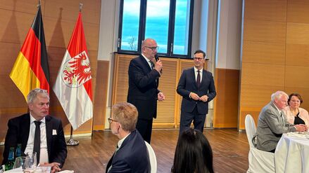 Einmal im Jahr bedankt sich Brandenburgs Ministerpräsident Dietmar Woidke (SPD) bei ehrenamtlichen Helfern.