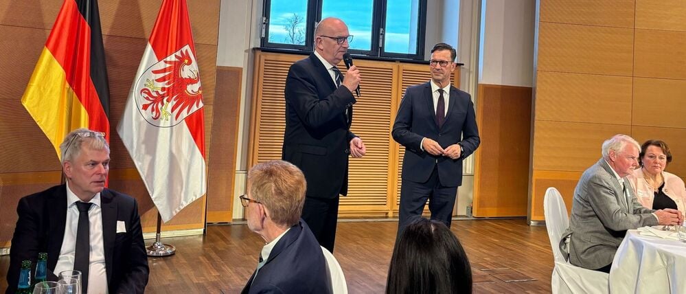 Einmal im Jahr bedankt sich Brandenburgs Ministerpräsident Dietmar Woidke (SPD) bei ehrenamtlichen Helfern.