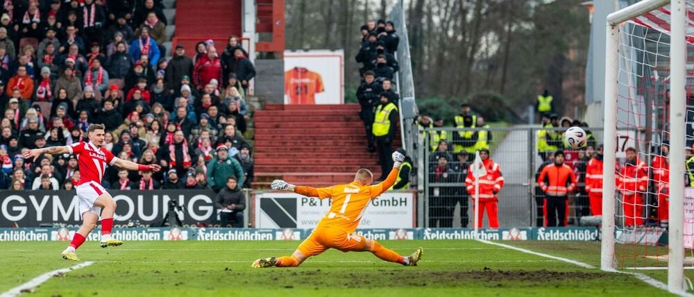 Erik Engelhardt (l) erzielt die Führung für Energie Cottbus