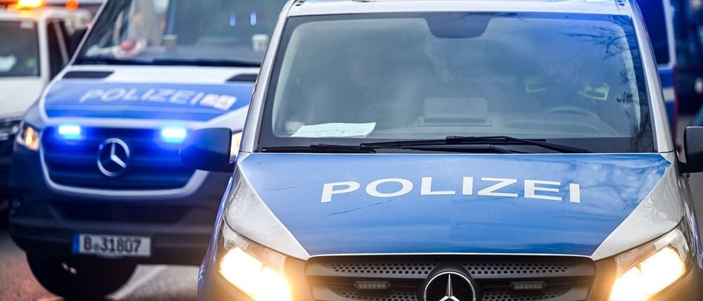 Polizisten sahen den Mann mit einer Waffe am Fenster. (Symbolbild)