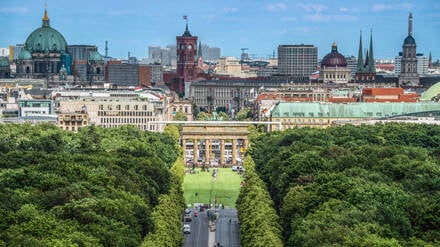 Berlin von oben Blick von der Siegessäule auf das Brandenburger Tor und das Rote Rathaus.