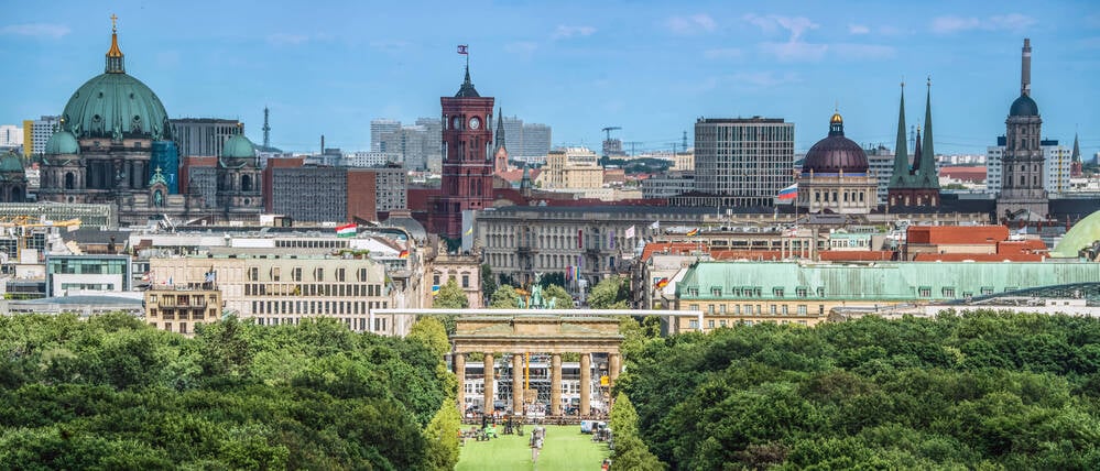 Berlin von oben Blick von der Siegessäule auf das Brandenburger Tor und das Rote Rathaus.