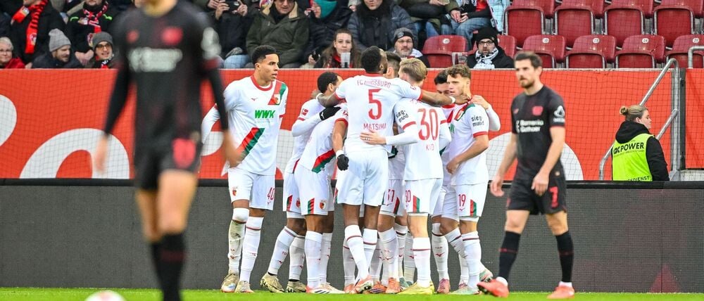 Glückliche Augsburger nach der Führung von Dimitrios Giannoulis.