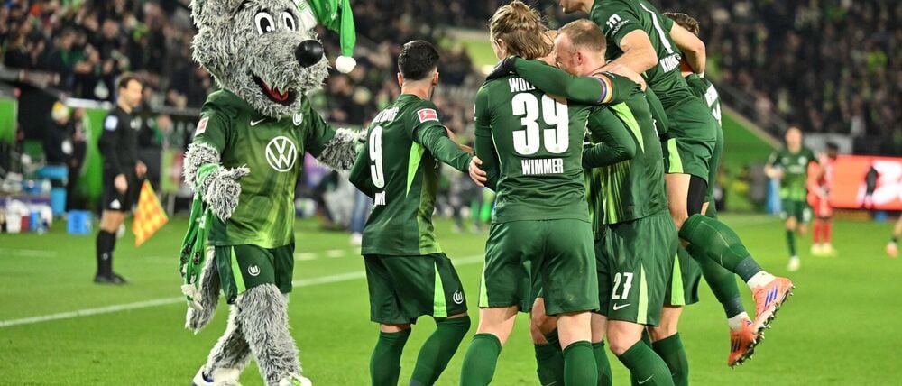 Wolfsburger Jubel mit Maskottchen.