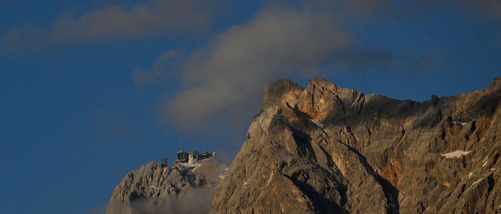 Ein 19-Jähriger aus Baden-Württemberg ist auf einem Klettersteig an der Zugspitze tödlich verunglückt. (Archivbild)