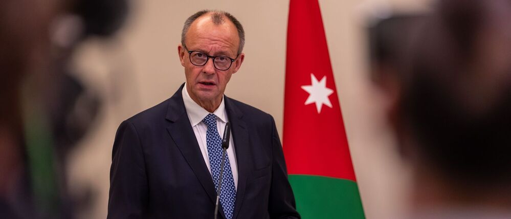 06.12.2025, Jordanien, Akaba: Bundeskanzler Friedrich Merz (CDU) spricht bei einem Pressestatement in Akaba.