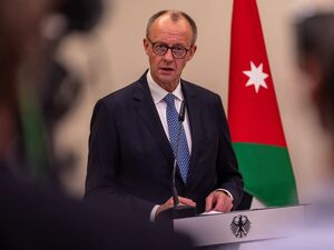 06.12.2025, Jordanien, Akaba: Bundeskanzler Friedrich Merz (CDU) spricht bei einem Pressestatement in Akaba.