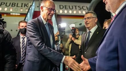 Der Kanzler ist zu seinem Antrittsbesuch in Israel eingetroffen.