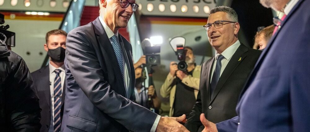 Der Kanzler ist zu seinem Antrittsbesuch in Israel eingetroffen.