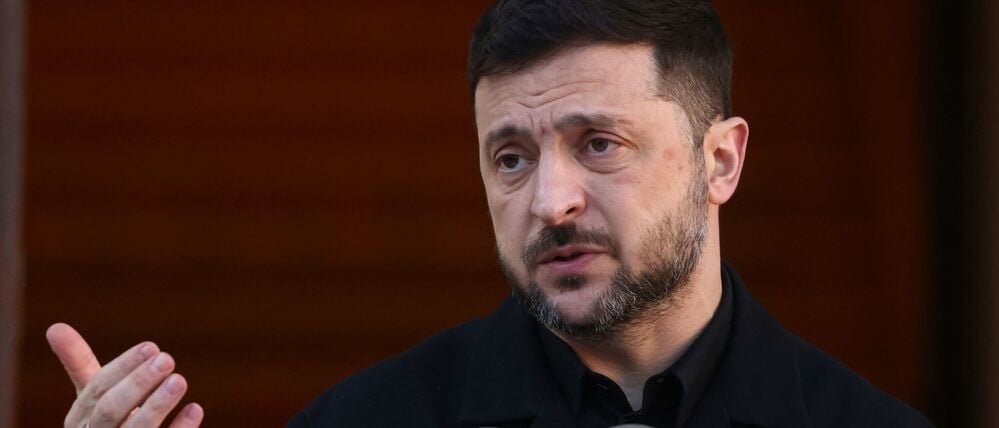 02.12.2025, Irland, Dublin: Der ukrainische Präsident Wolodymyr Selenskyj spricht während einer gemeinsamen Pressekonferenz mit dem irischen Premierminister Martin in der irischen Hauptstadt.