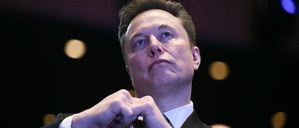 Elon Musk sieht zu, wie US-Präsident Donald Trump am 19. November 2025 auf dem US-Saudi-Investitionsforum im John F. Kennedy Center in Washington, DC, spricht.