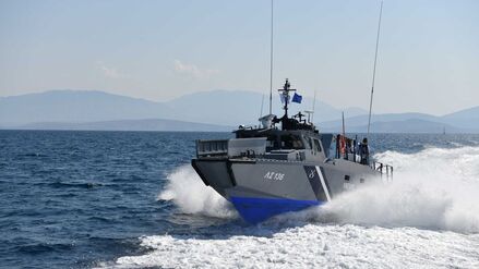 23.02.2024, Griechenland, Kreta: Ein Boot der griechischen Küstenwache fährt über das Meer.