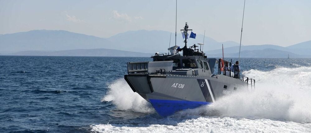 23.02.2024, Griechenland, Kreta: Ein Boot der griechischen Küstenwache fährt über das Meer.