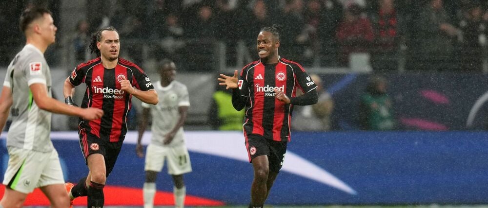 Michy Batshuayi (Eintracht Frankfurt, r.) jubelt nach einem Treffer. In Leipzig musste er verletzt vom Platz. (Archivbild)