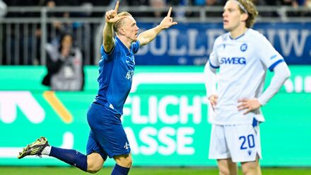 Darmstadts Isac Lidberg jubelt über sein Tor zum zwischenzeitlichen 2:1 gegen Karlsruhe.