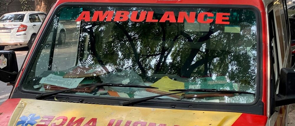 Ein indischer Krankenwagen steht am Straßenrand. (Symbolbild)