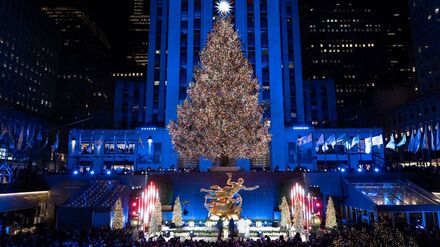 Der aktuelle Weihnachtsbaum am Rockefeller Center in Manhattan: Mehr als 20 Meter hoch und geschmückt mit über 50.000 LEDs markiert er den Beginn der Weihnachtszeit in New York.