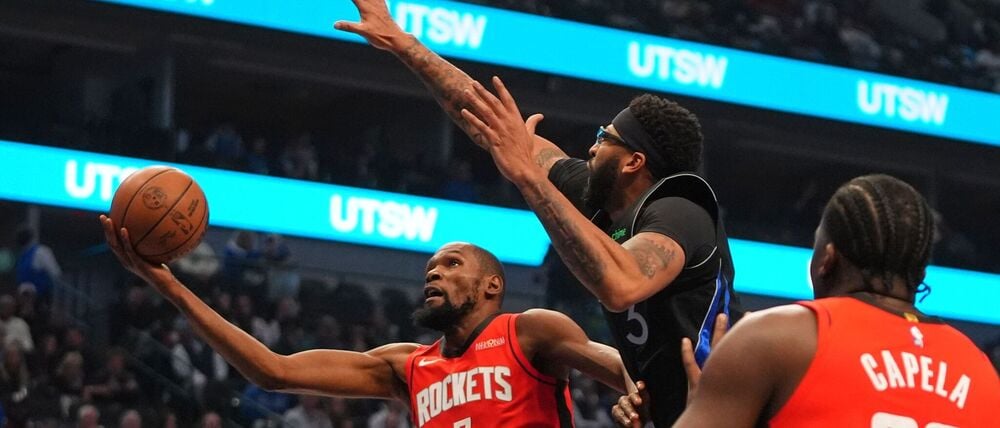 Anthony Davis (m.) setzte sich mit den Dallas Mavericks gegen die Houston Rockets um Kevin Durant (li.) durch.