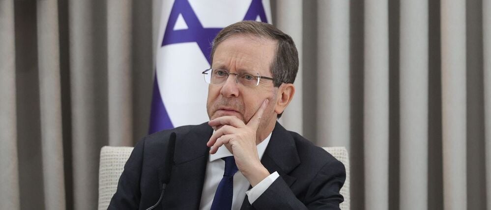 Israels Staatspräsident Isaac Herzog spricht während eines Treffens mit dem deutschen Bundeskanzler Merz.