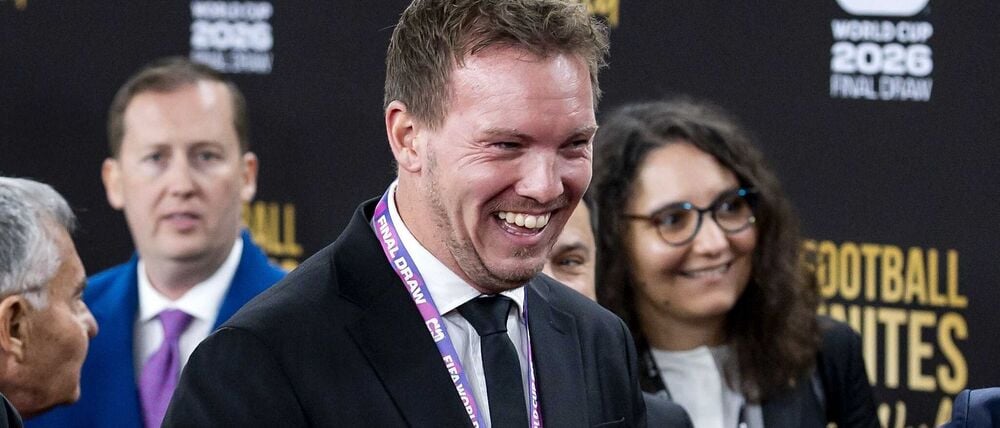 Julian Nagelsmann lacht auf seinem Weg zur Auslosung.