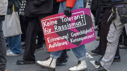 Anlässlich des am 19.02.2020 rassistisch motivierten Anschlages von Hanau bei dem neun Menschen getötet wurden, gingen in Berlin mehrere tausend Menschen in Gedenken auf die Straße.